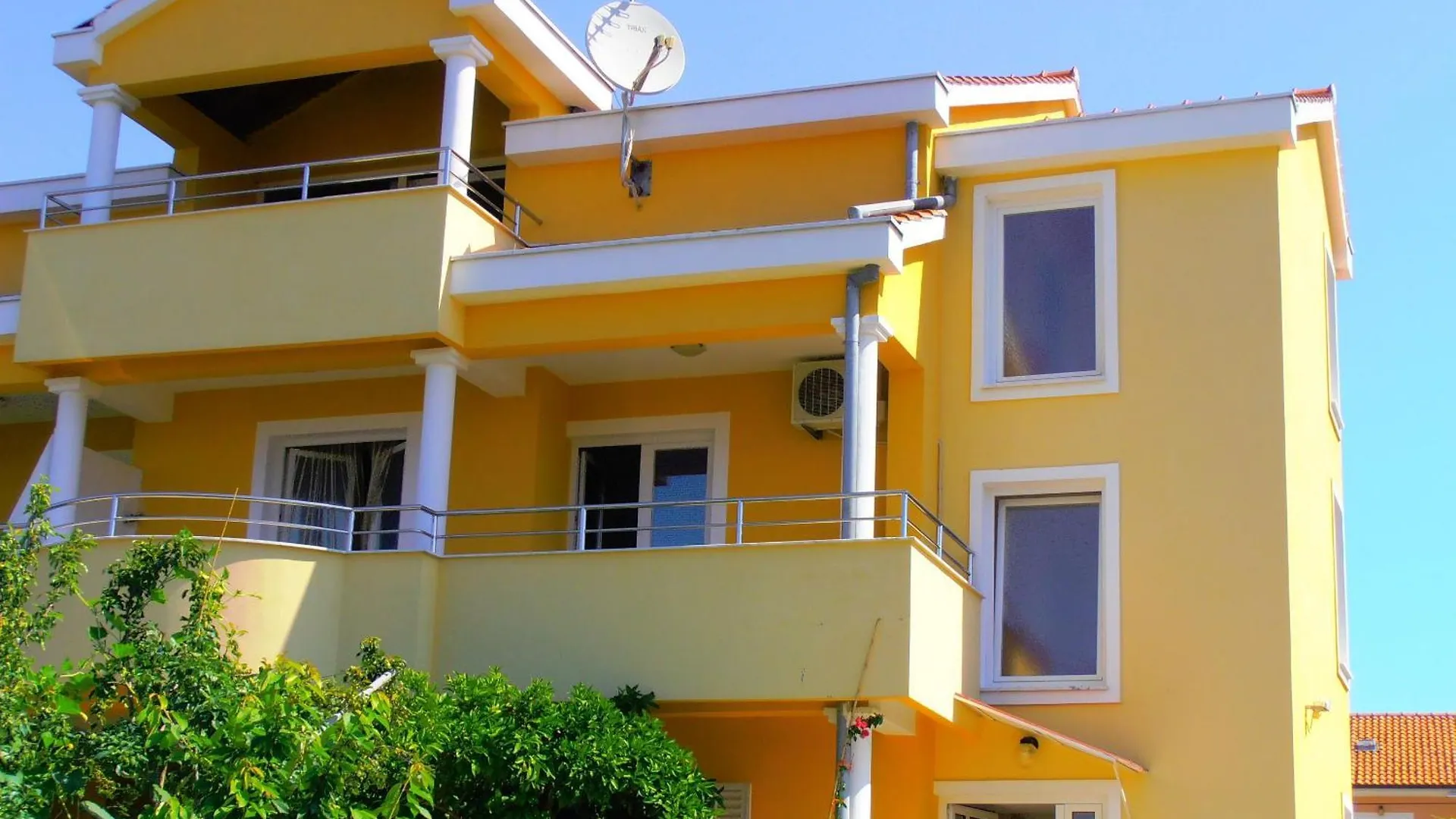 Apartments Marino Привлака